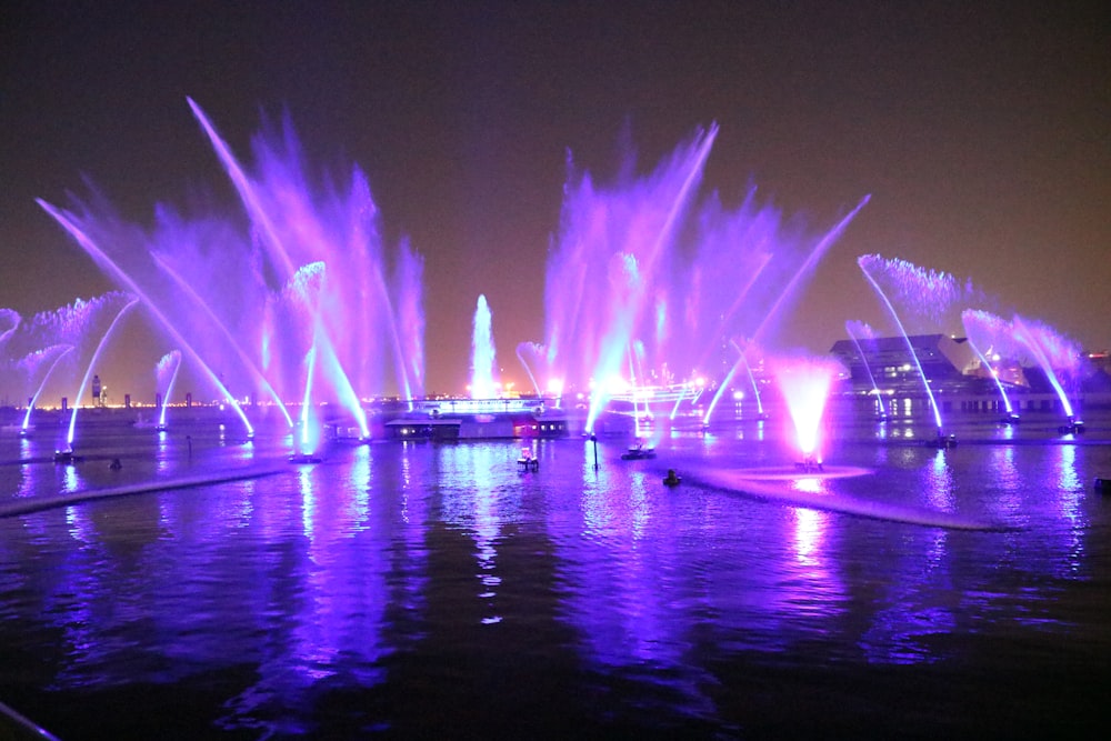 Fuegos artificiales que estallan sobre el agua