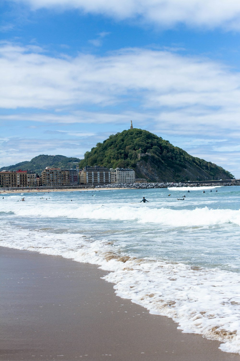 una spiaggia con una collina sullo sfondo