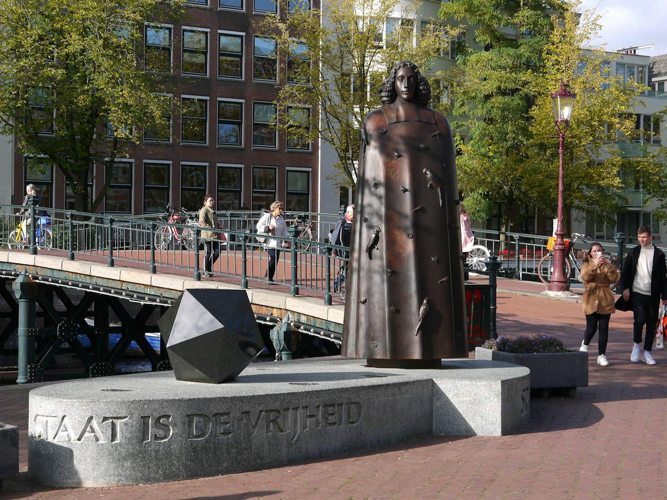 Estatua monumental de bronce