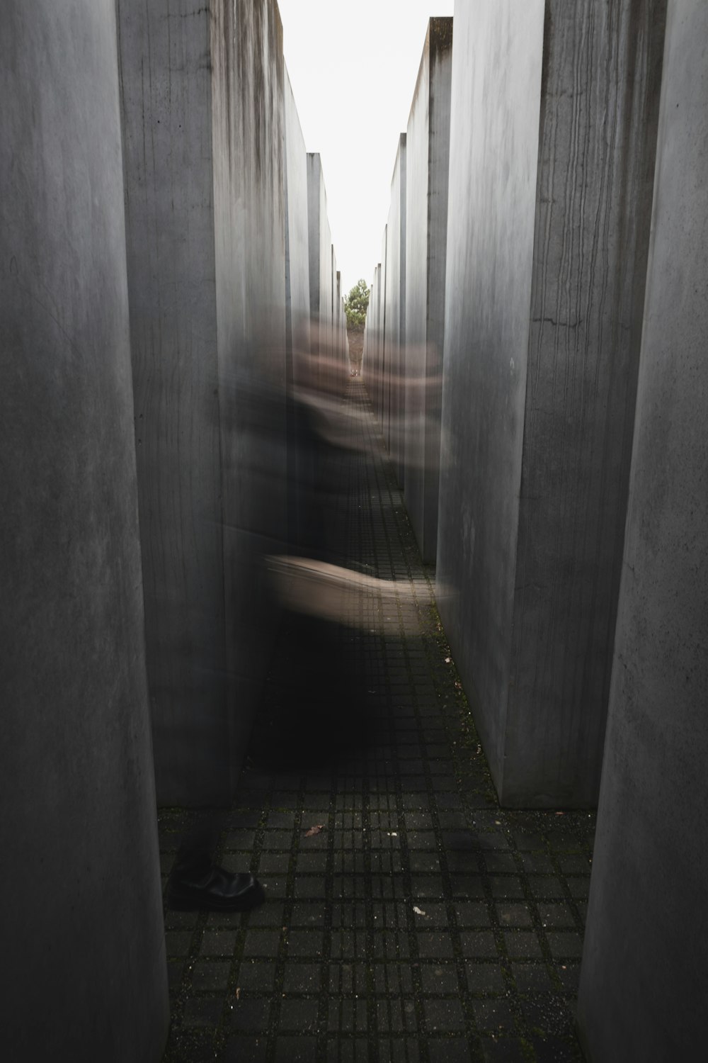 Una persona caminando a través de una puerta