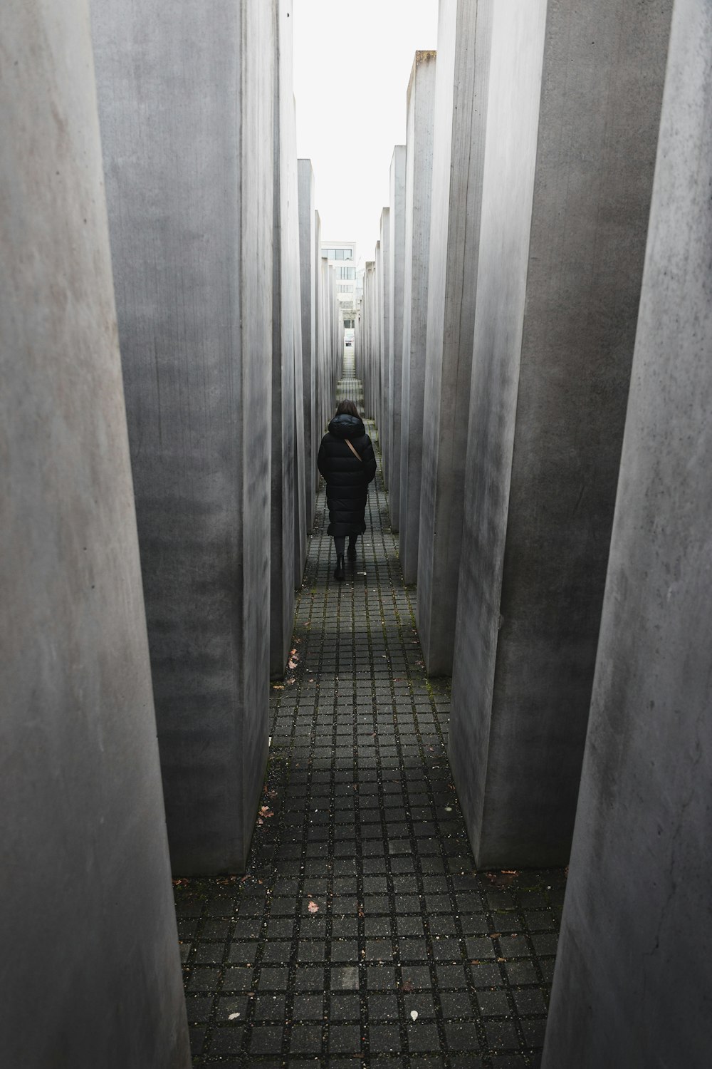 Una persona caminando por un pasillo