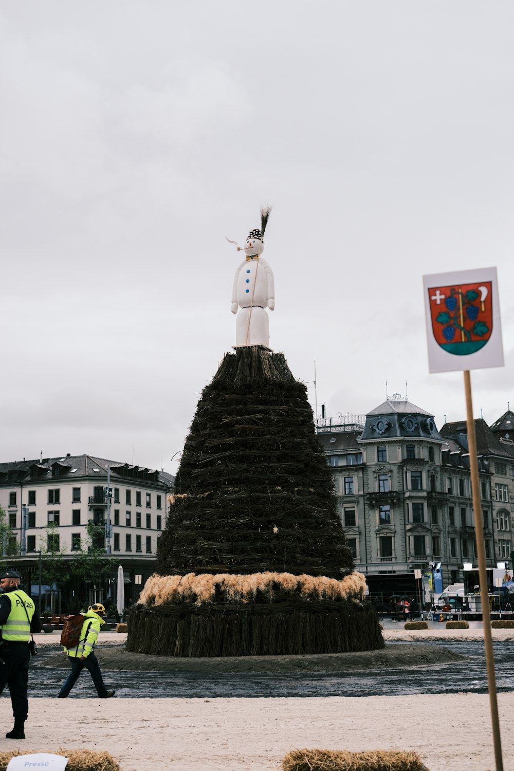 Eine Statue einer Person auf einem Podest in einer Stadt