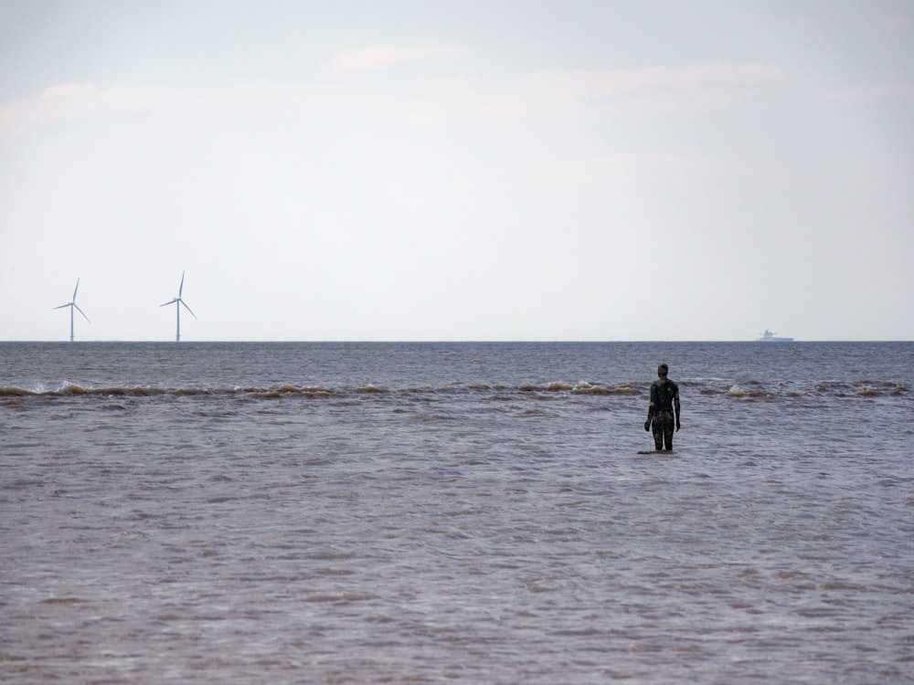 eine Person, die im Wasser steht