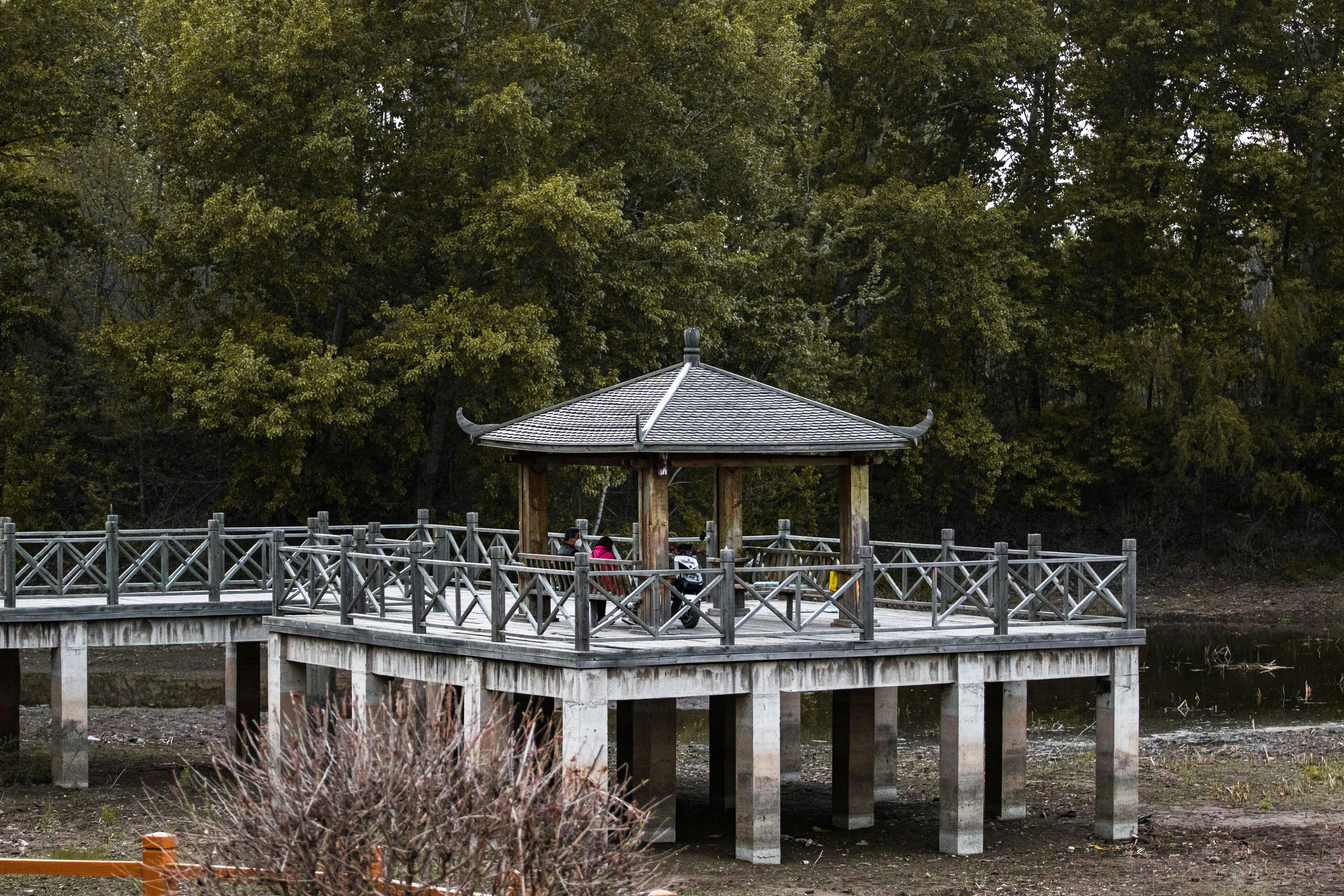 Eine Brücke über ein Gewässer