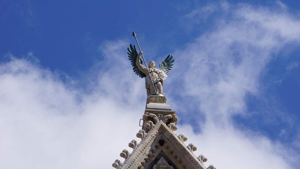 una estatua en una torre