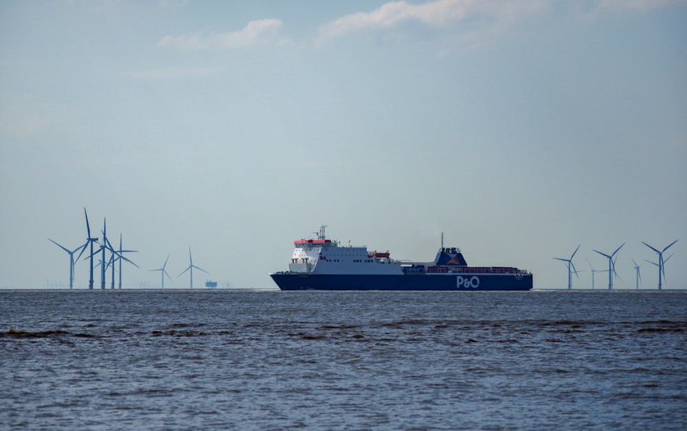 Un gran barco en el agua