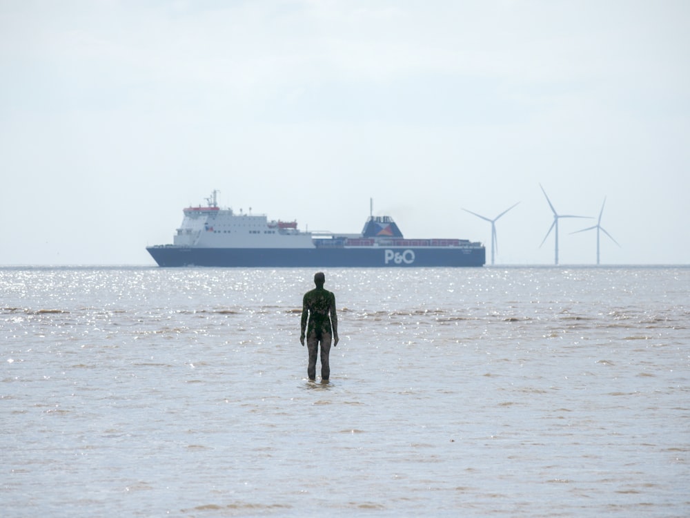 Un hombre caminando en el agua