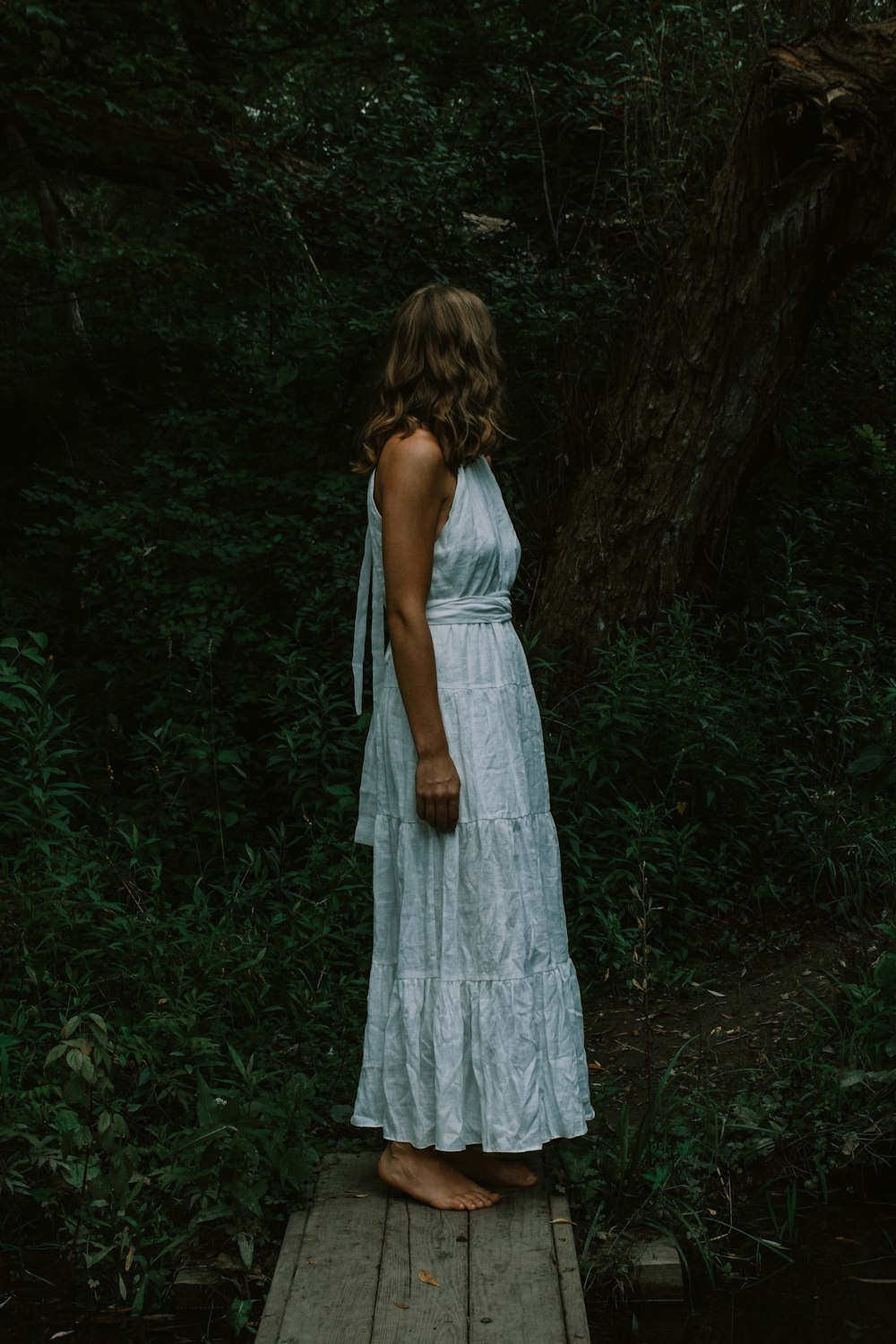 una persona con un vestido blanco