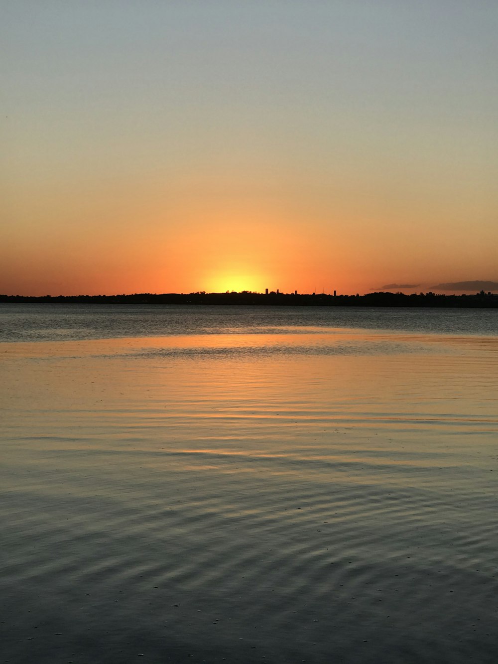 Ein Sonnenuntergang über einem Gewässer
