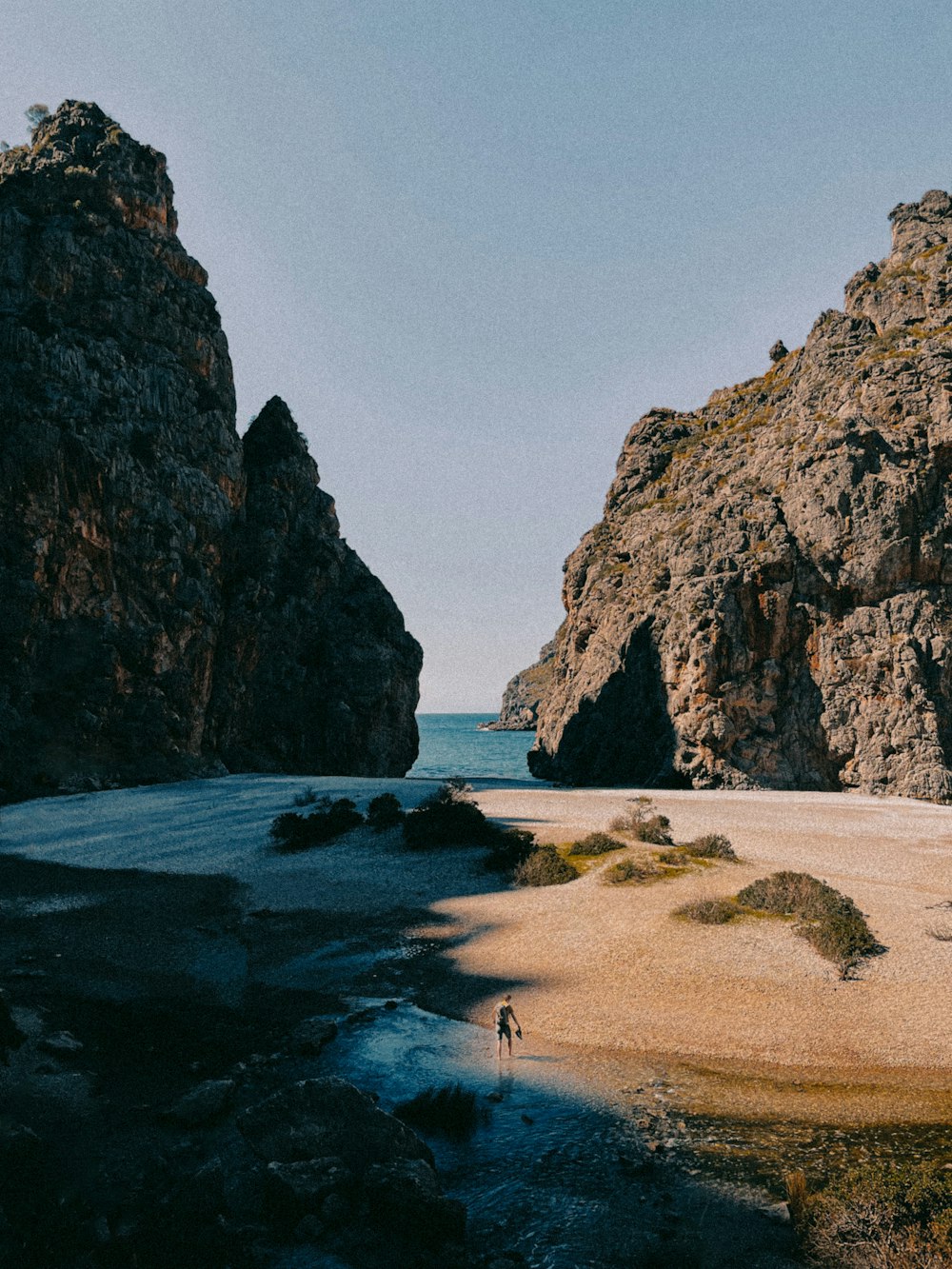 una persona in piedi su una spiaggia