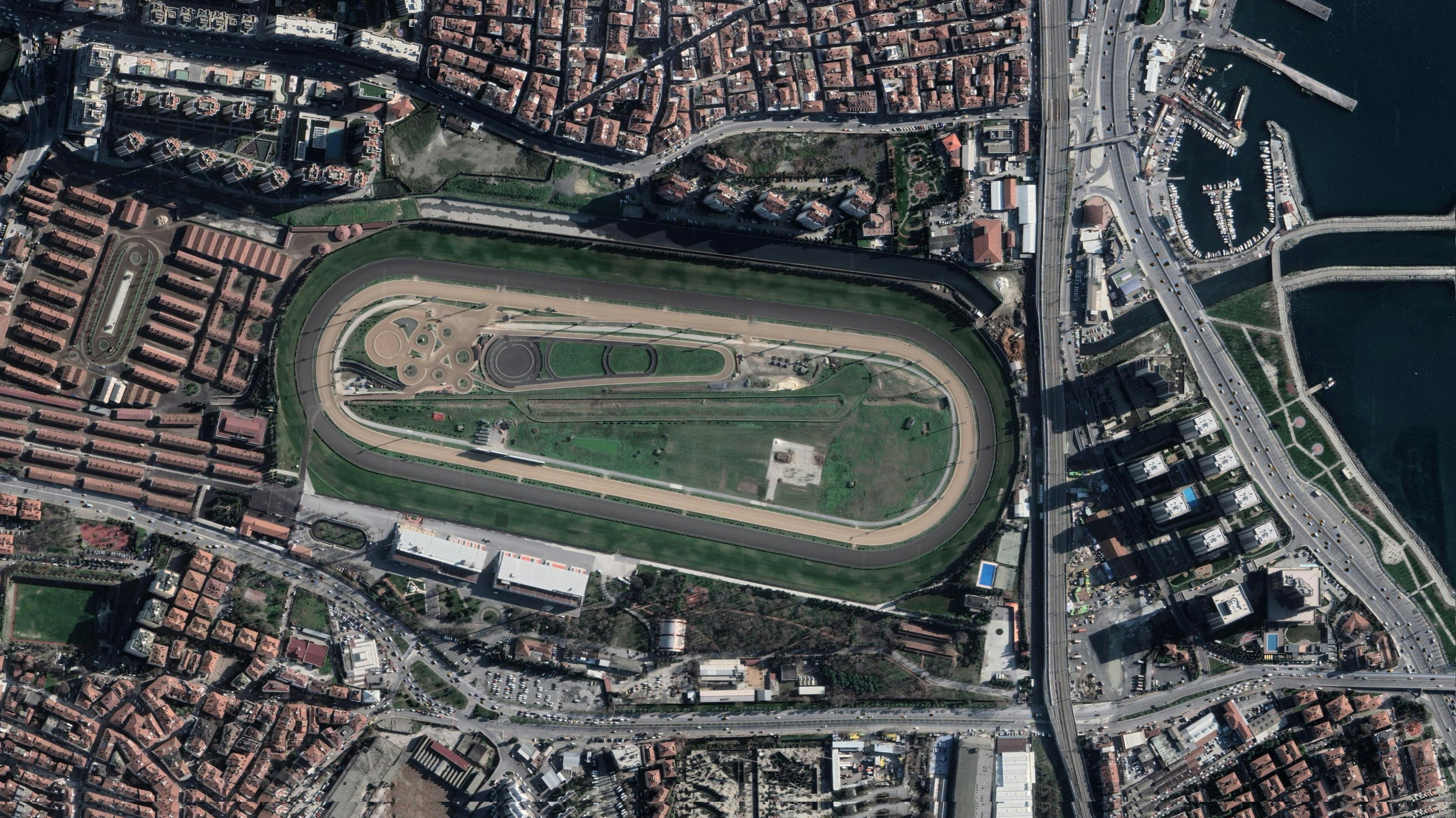 Vista aérea de un circuito de Fórmula 1 con gradas