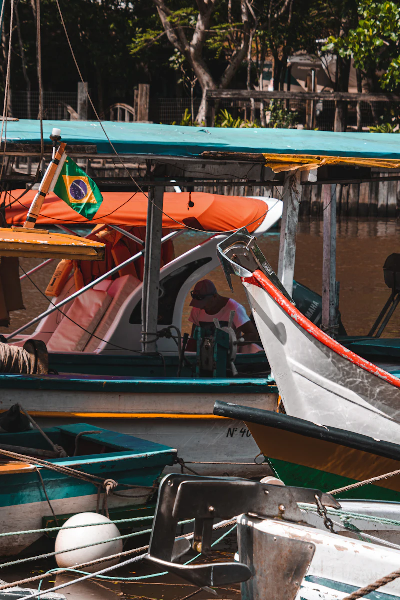 Barcos de pesca coloridos atracados