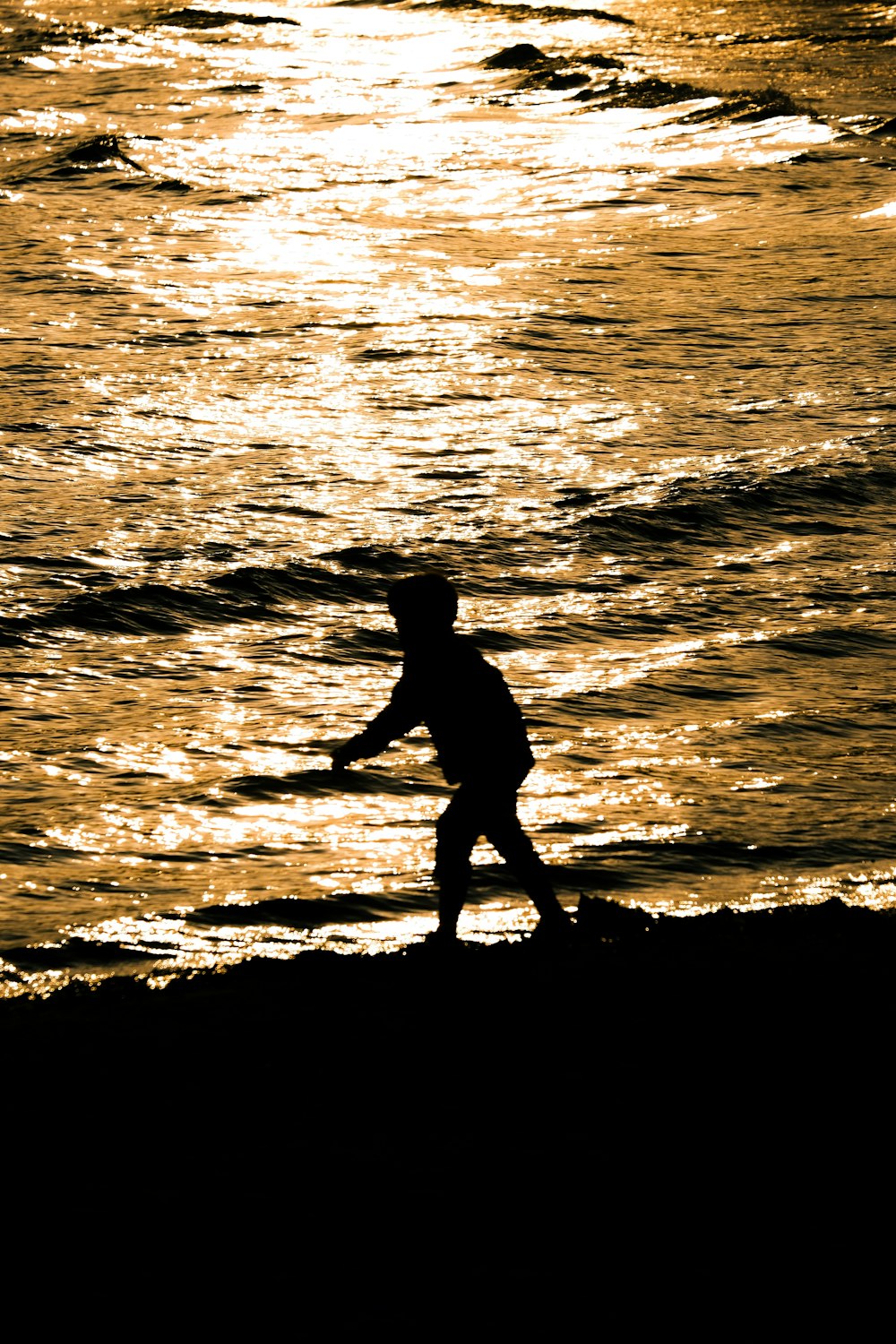 una persona che cammina su una spiaggia