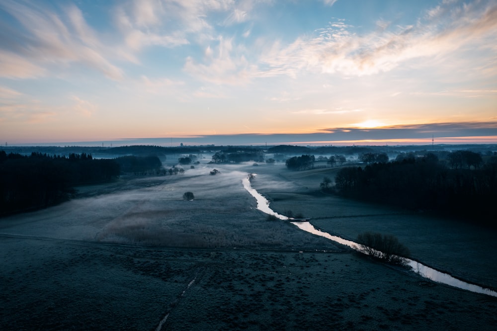 Ein Fluss mit einem Wasserfall und Bäumen