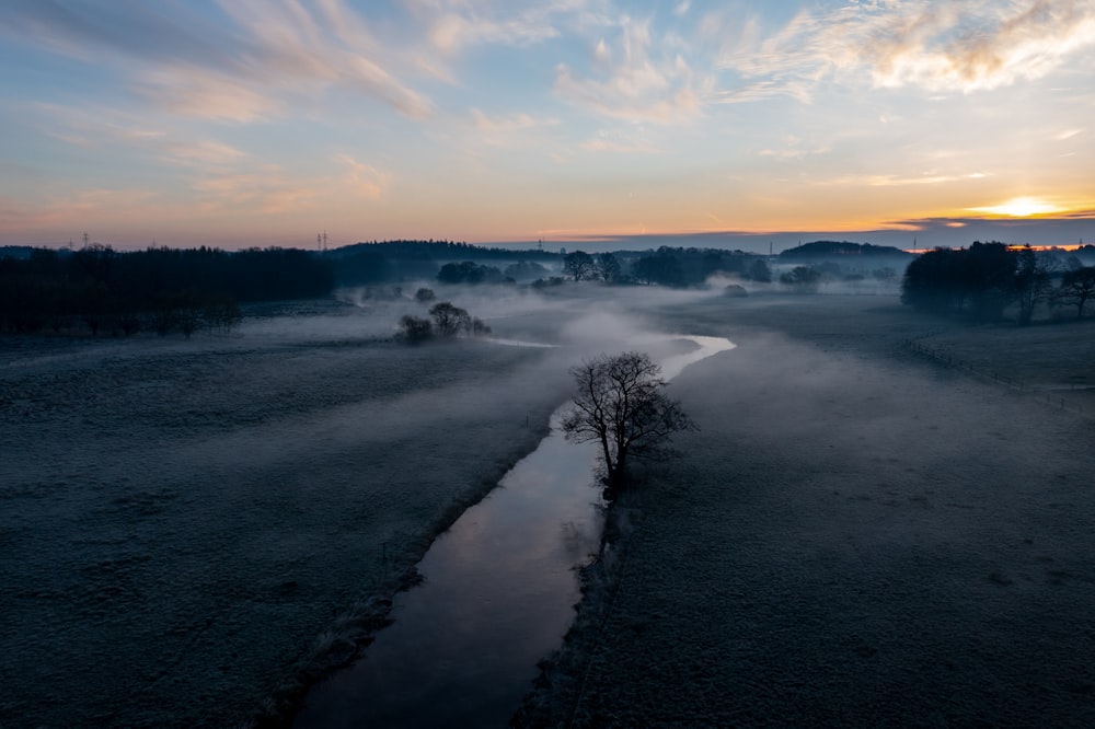 Ein Fluss mit Schnee am Ufer