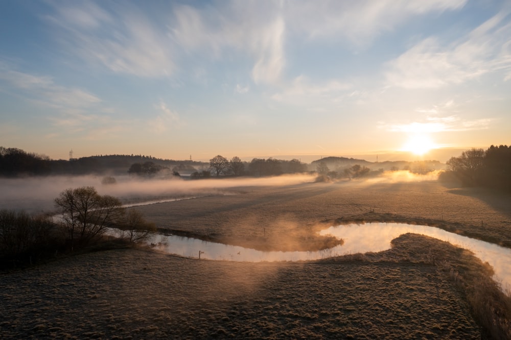 Ein Fluss mit Sonnenuntergang