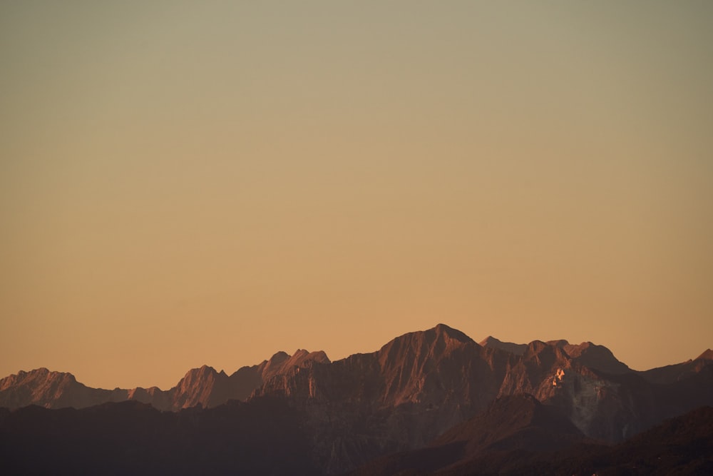 Una cadena montañosa con una puesta de sol