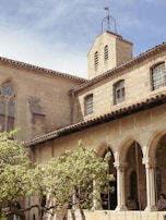 A serene view of the Casa da Freguesia de Escalhão building.