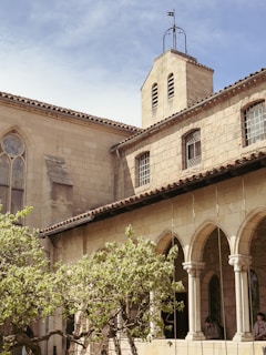 A serene view of the Casa da Freguesia de Escalhão building.