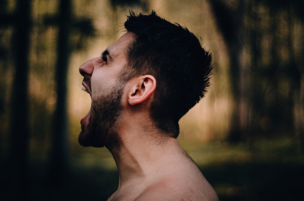 Un uomo con la barba