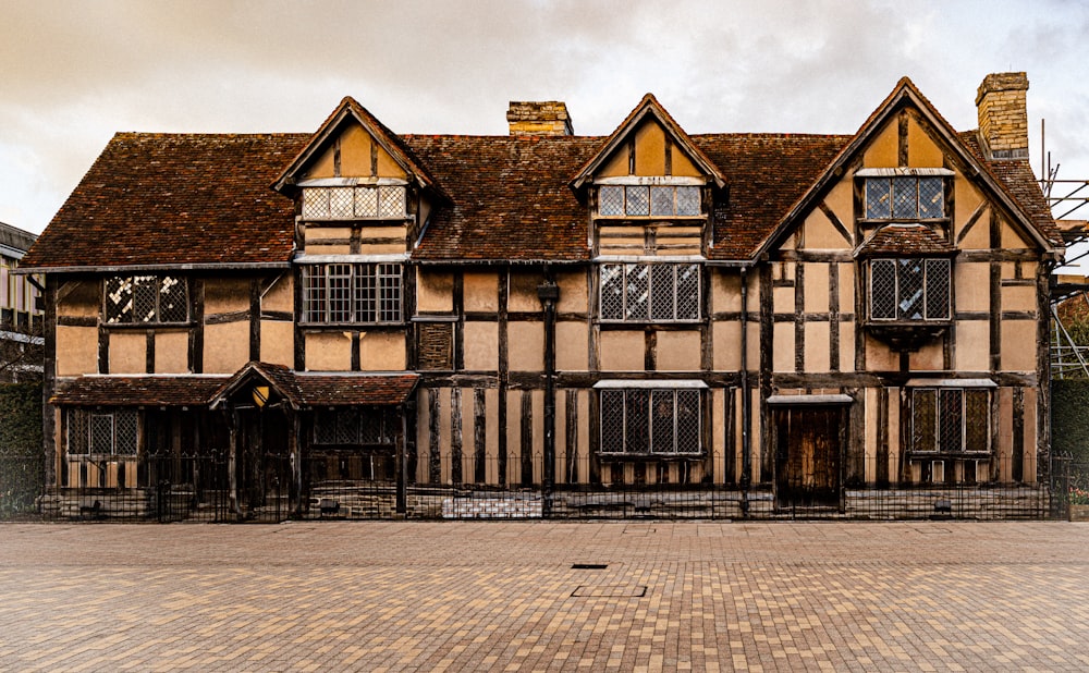un grand bâtiment avec de nombreuses fenêtres avec le lieu de naissance de Shakespeare en arrière-plan
