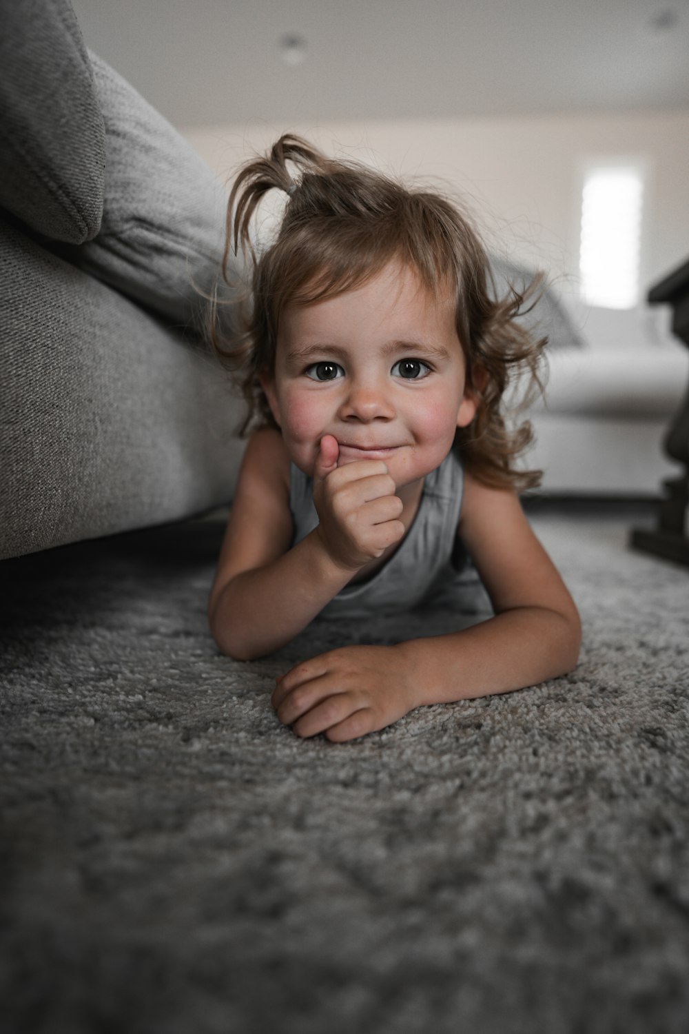 un bébé rampant sur le sol