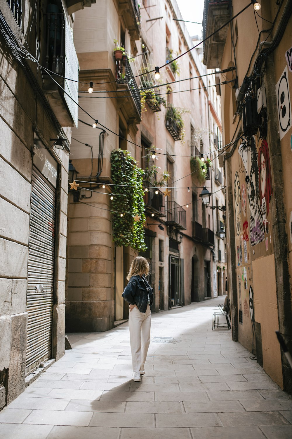 Una persona caminando por una calle