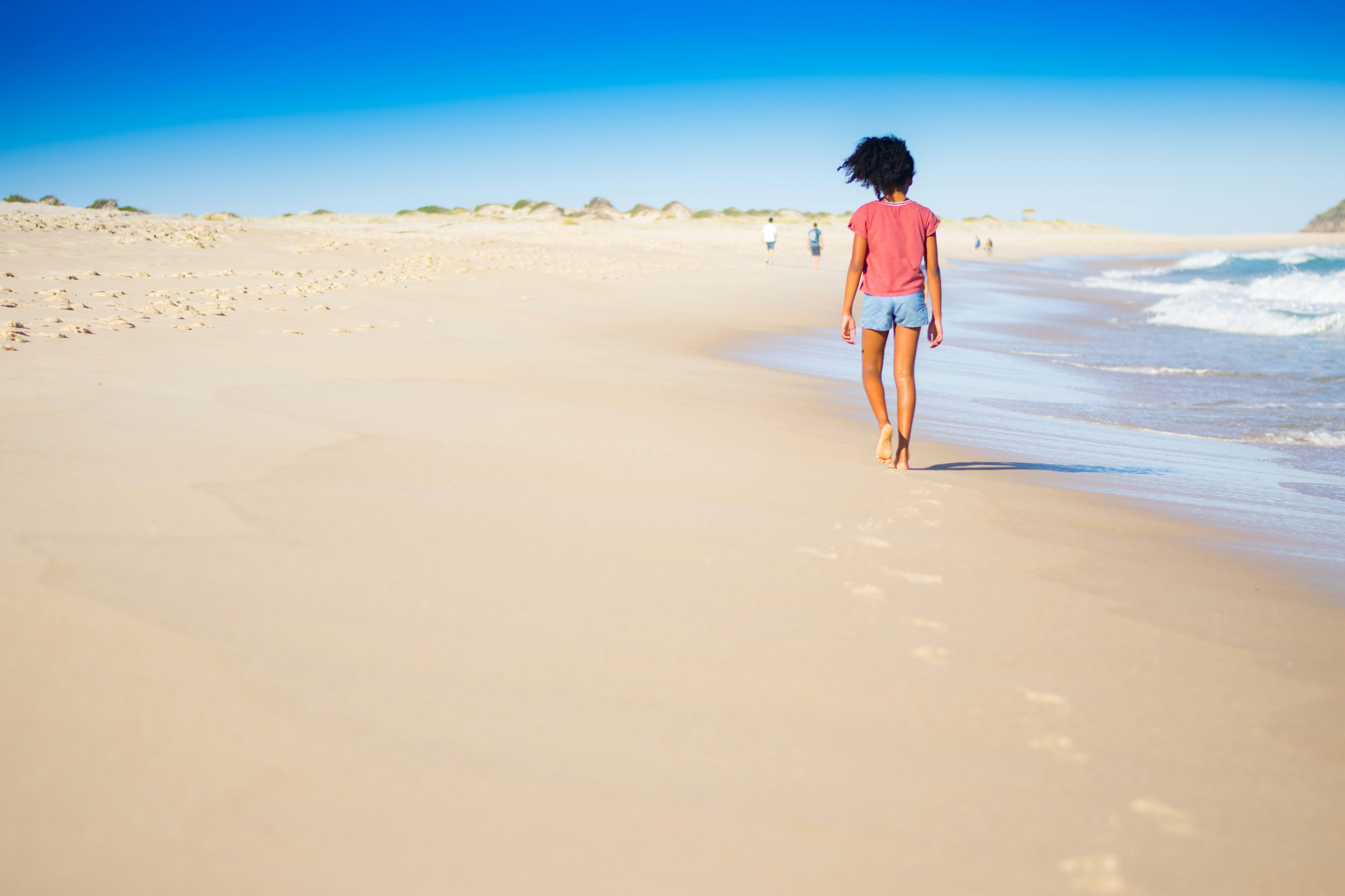 Un hombre caminando por una playa