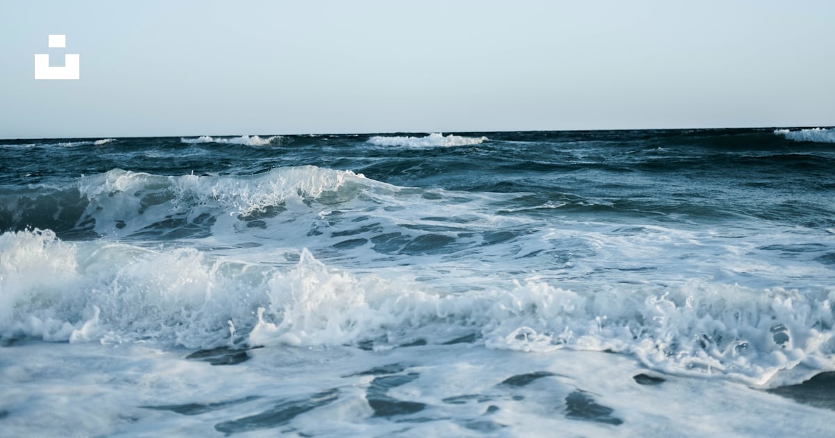 Waves crashing on a beach photo – Free Panama city beach Image on Unsplash