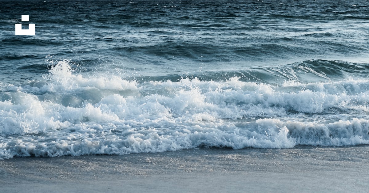 Waves crashing on a beach photo – Free Panama city beach Image on Unsplash