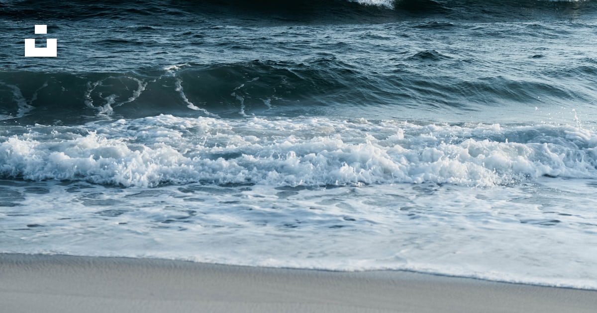 Waves crashing on a beach photo – Free Panama city beach Image on Unsplash