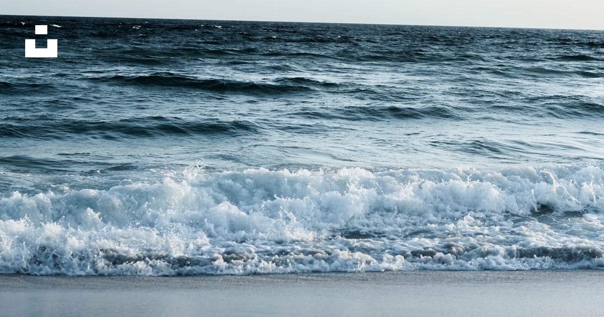 Waves crashing on a beach photo – Free Panama city beach Image on Unsplash