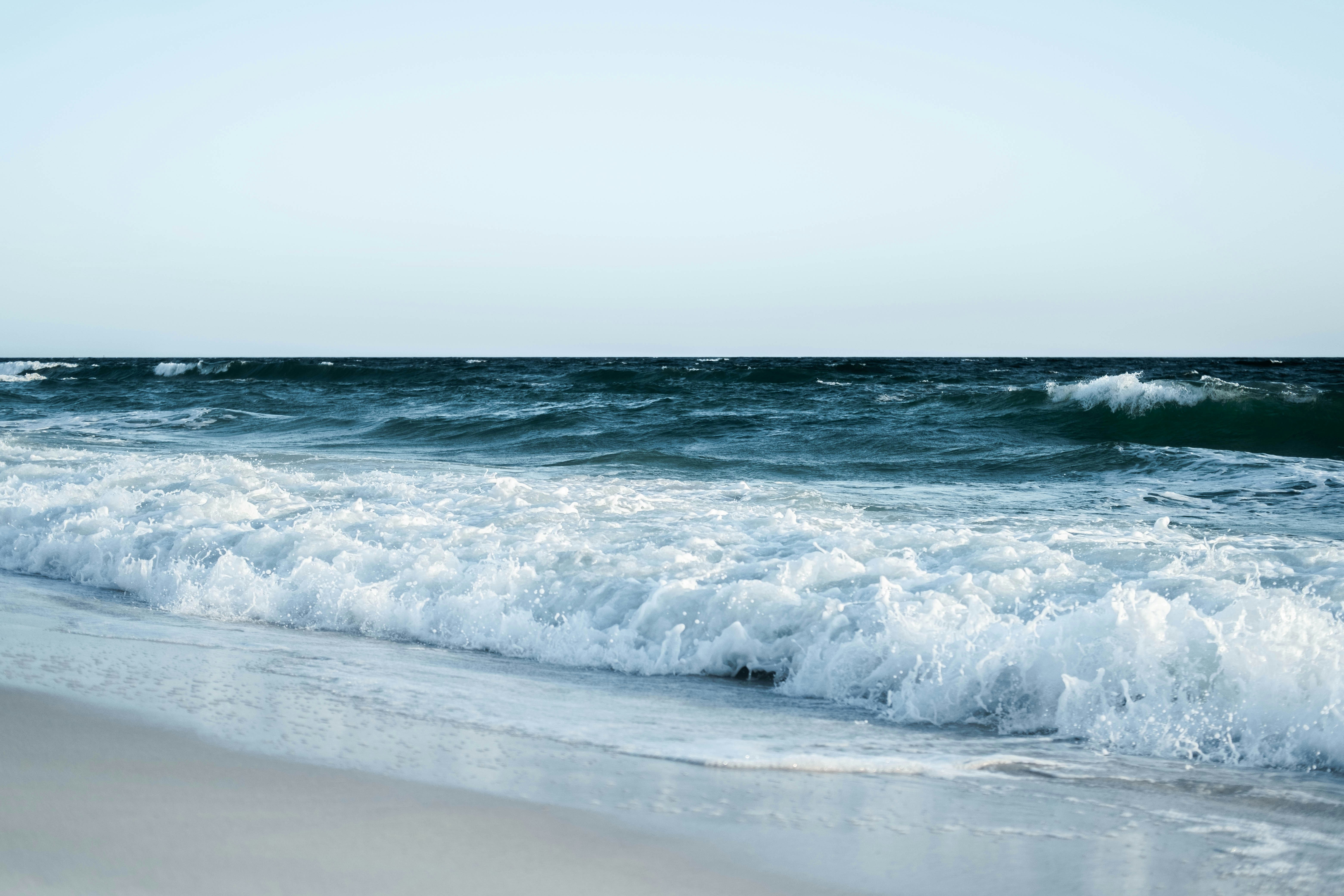 Waves crashing on a beach photo – Free Panama city beach Image on Unsplash