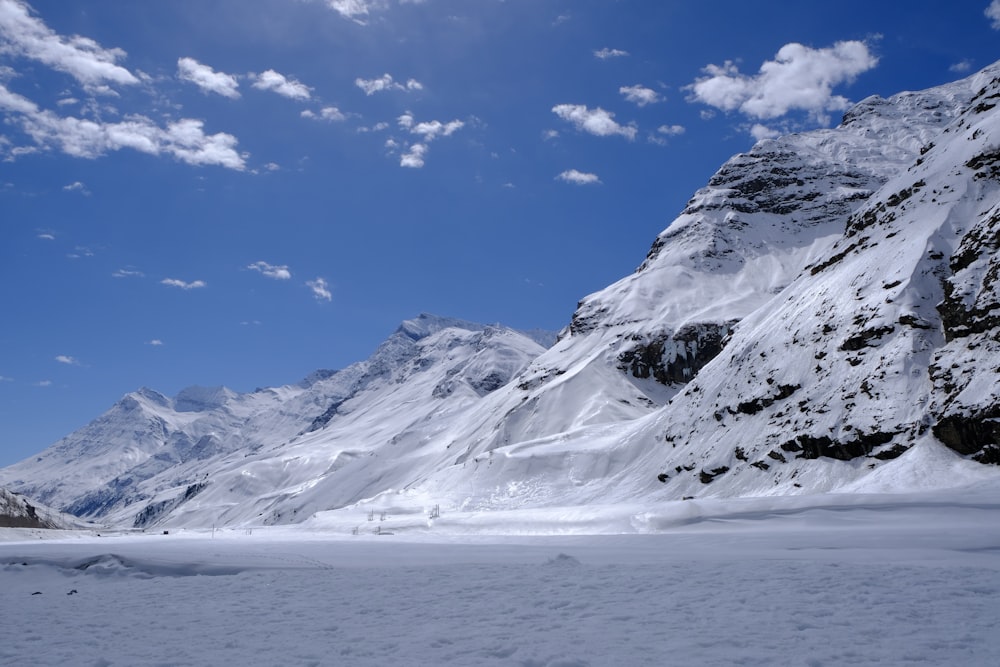 Ein verschneiter Berg mit blauem Himmel