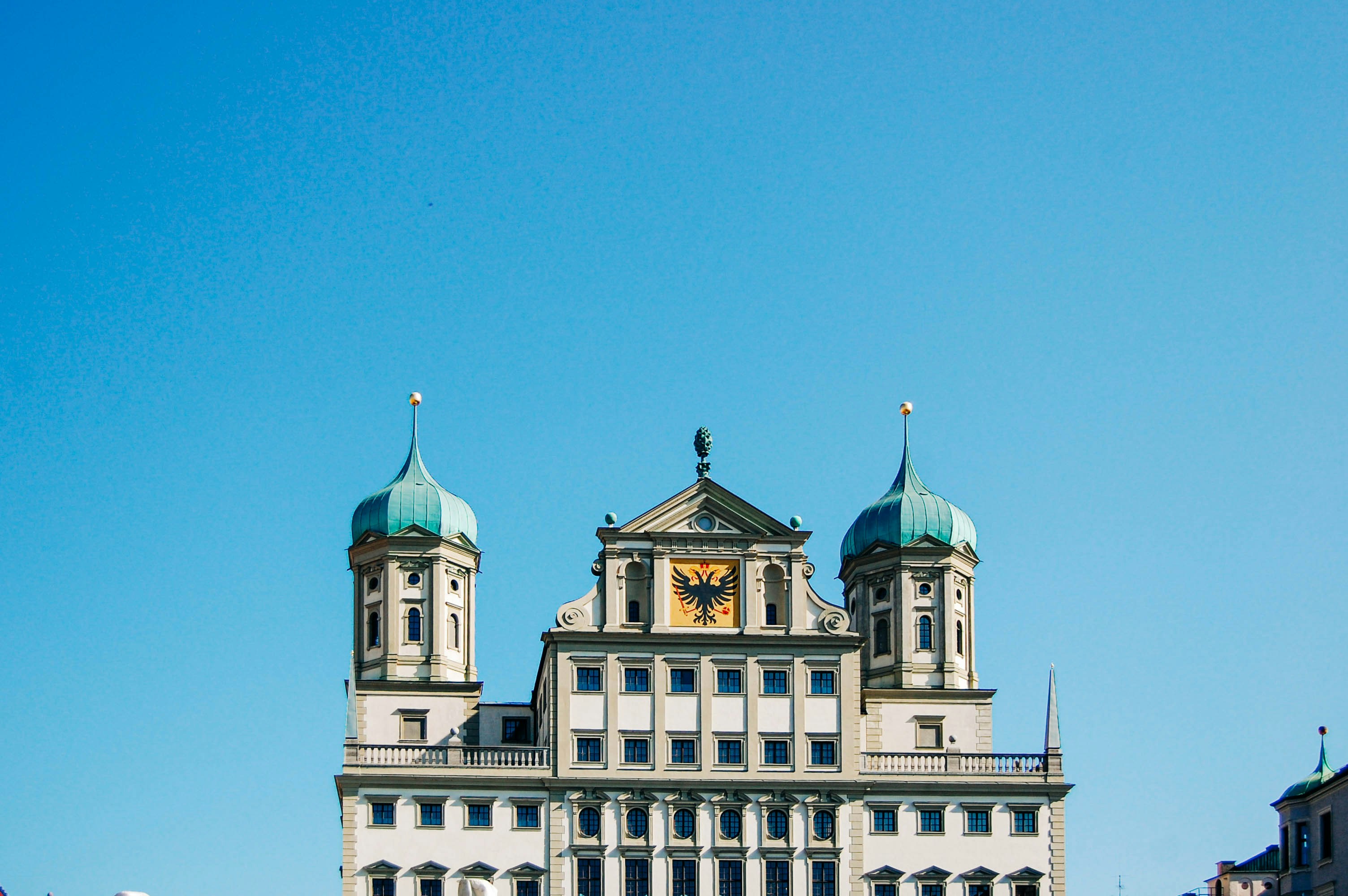 um relógio em um edifício