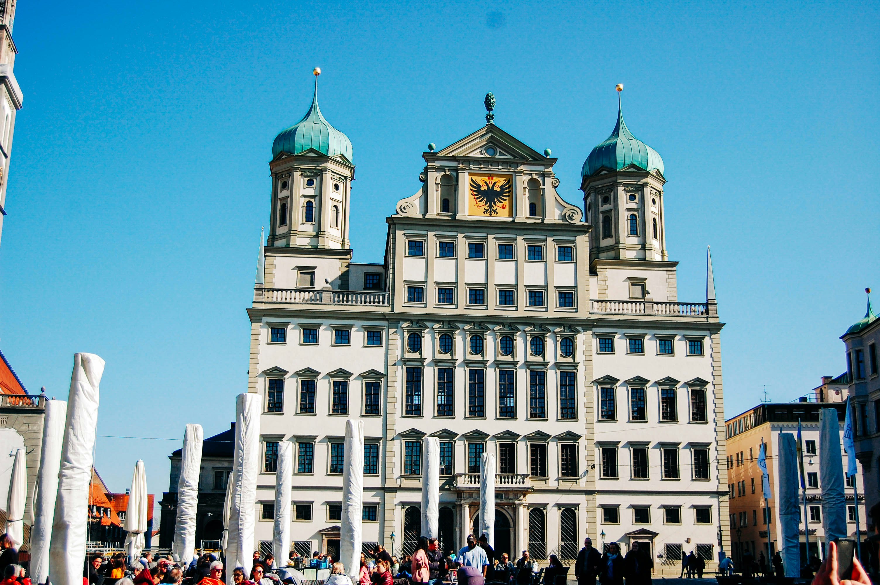um grande edifício com um relógio sobre ele