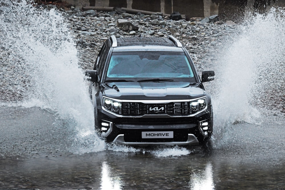 Un coche conduciendo a través del agua