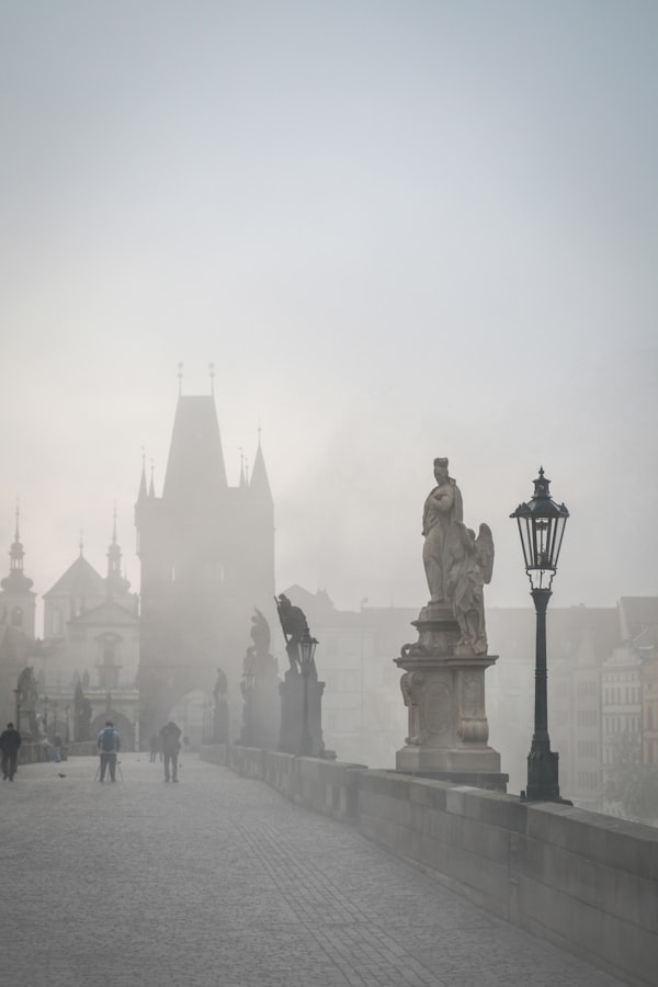 雾夜中九份老街的灯笼