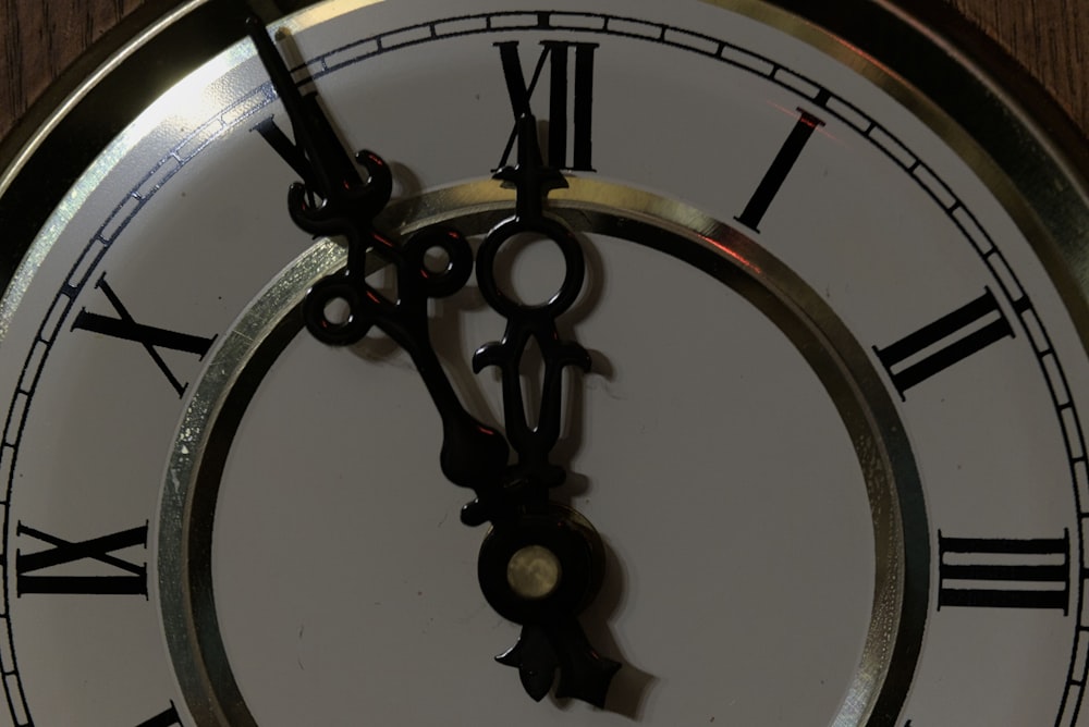 Eine Uhr mit schwarzem Zifferblatt