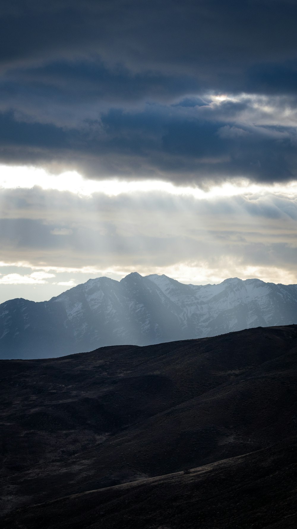 une montagne avec des nuages au-dessus d’elle