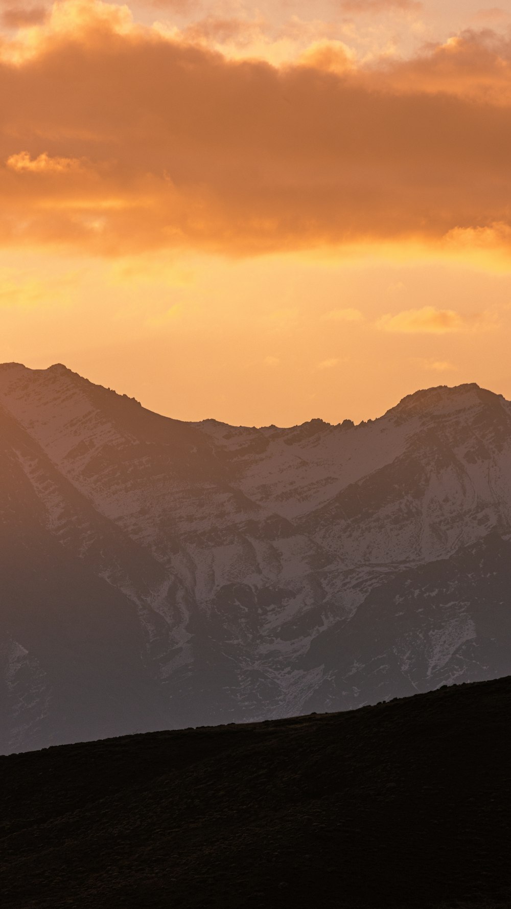 a snowy mountain range