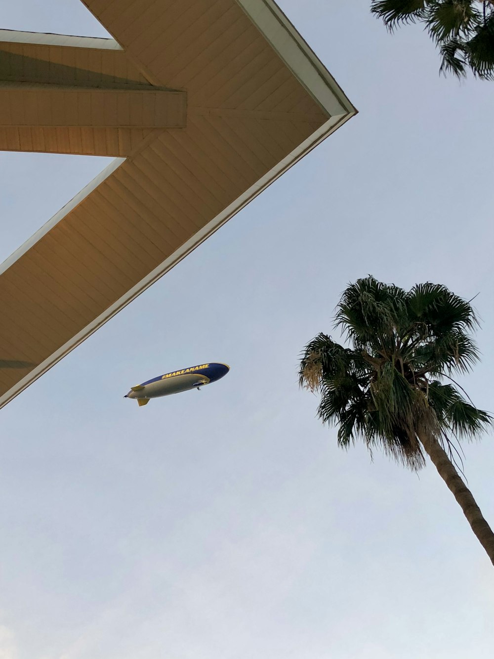 Ein Flugzeug fliegt über ein Gebäude