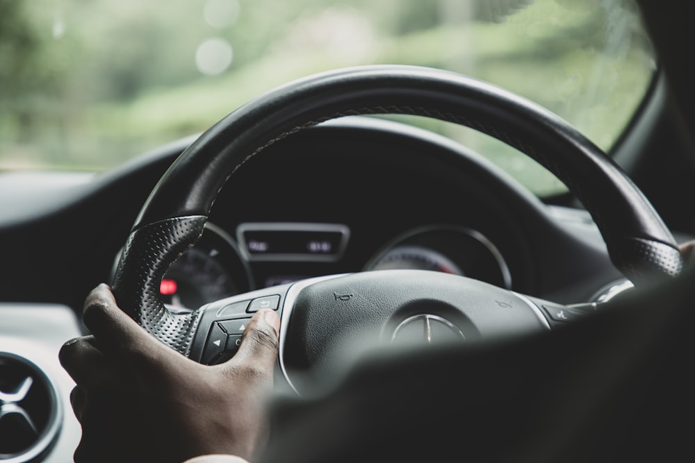 eine Person, die ein Auto fährt