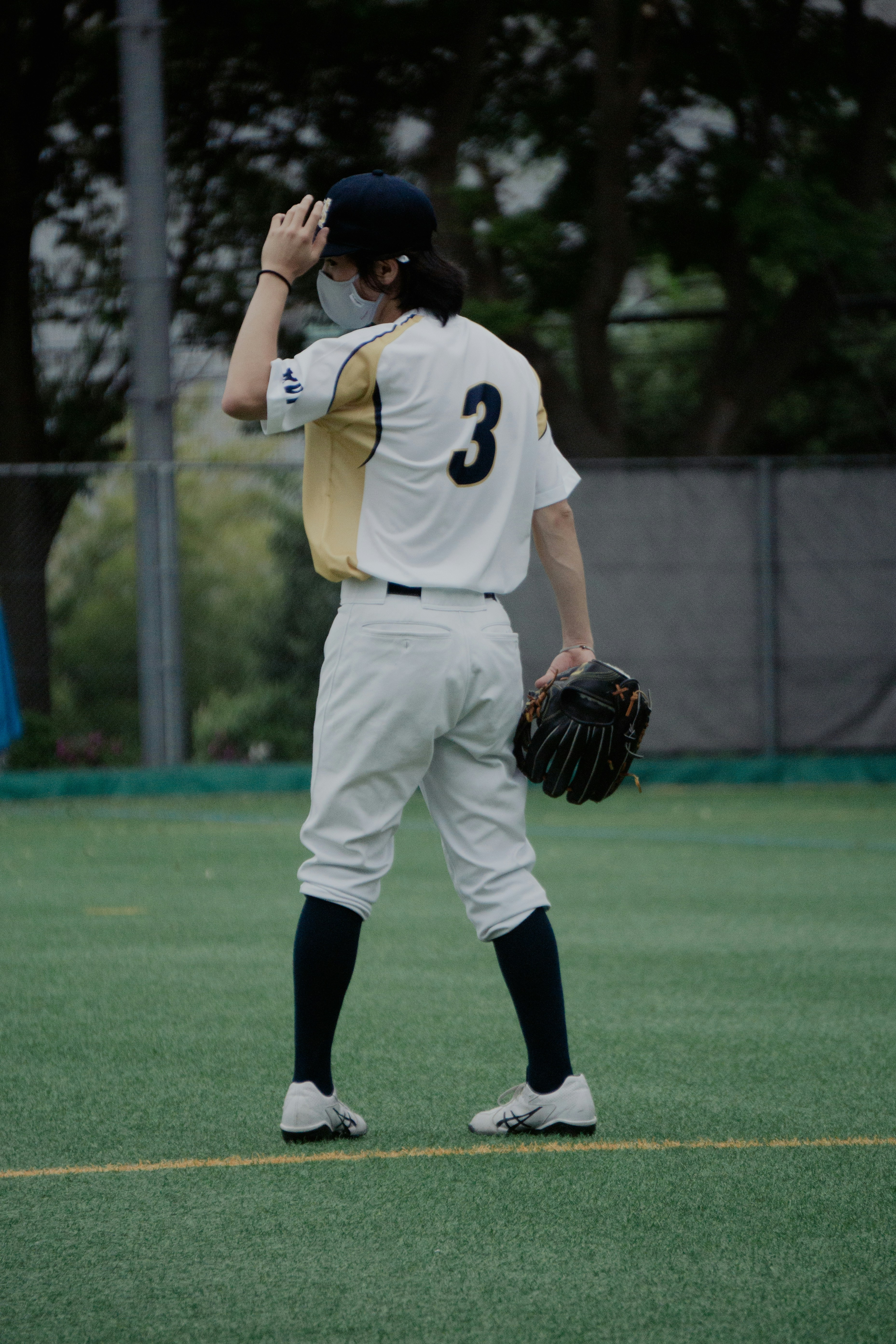 프로 야구 선수가 배트를 들고 서 있는 모습