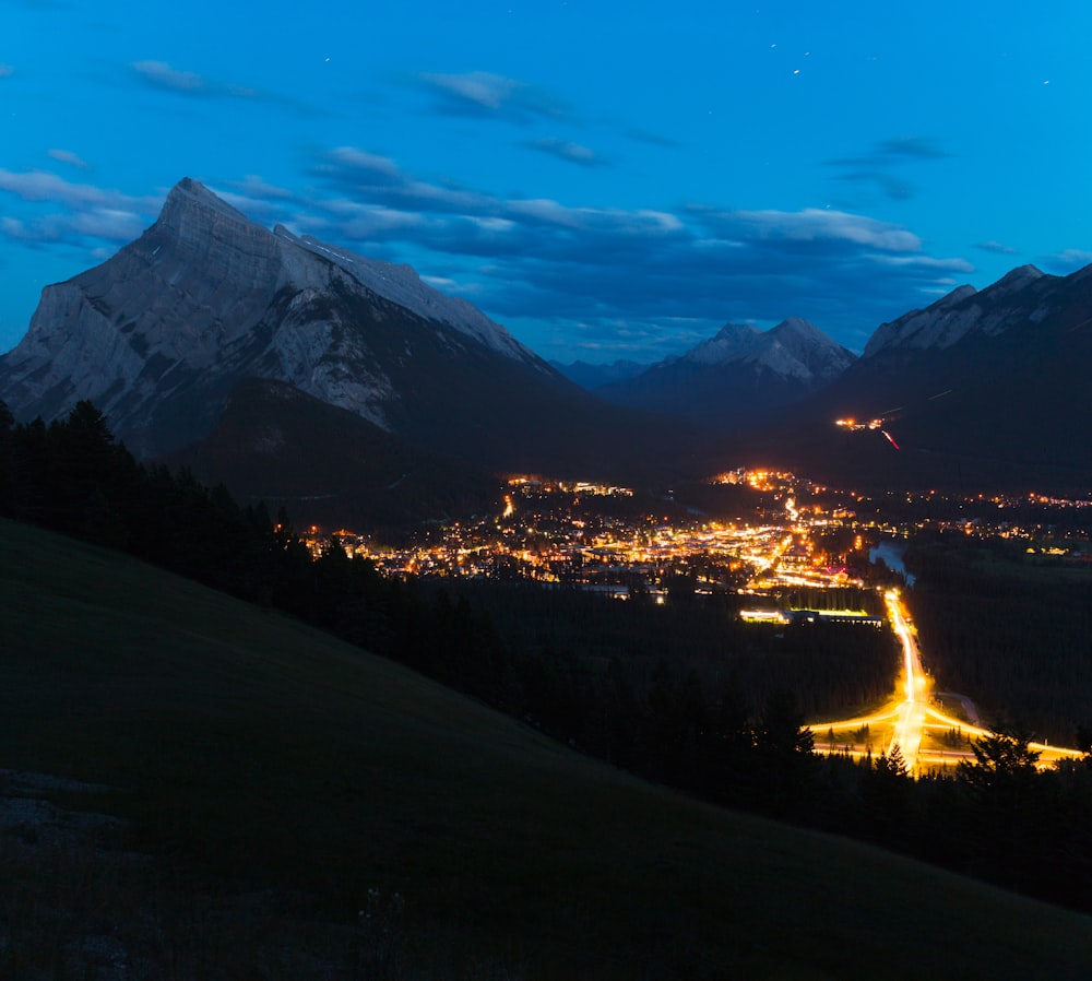 Una città con le luci in montagna