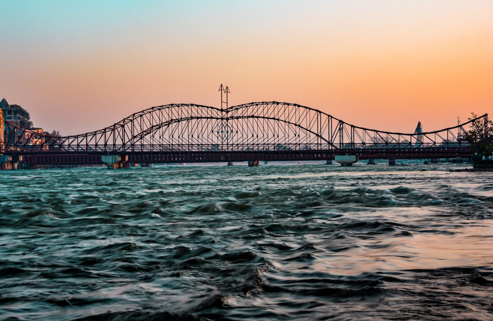 uma ponte sobre a água