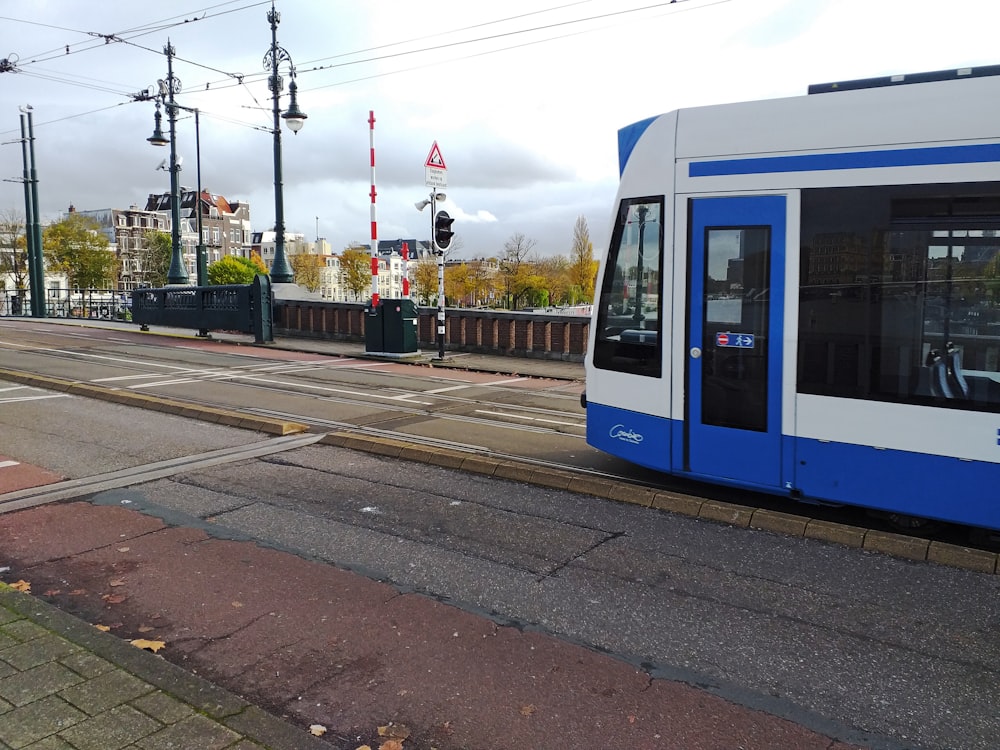 Un tren en las vías