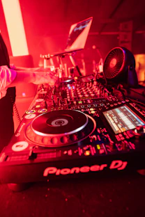 a dj turntable with a red light