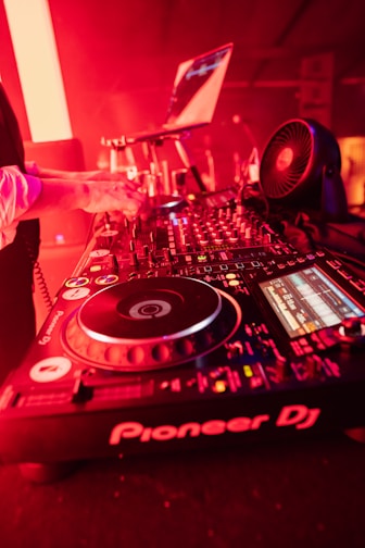 a dj turntable with a red light