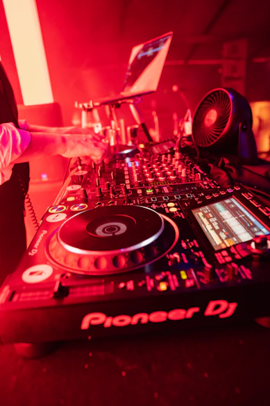 a dj turntable with a red light